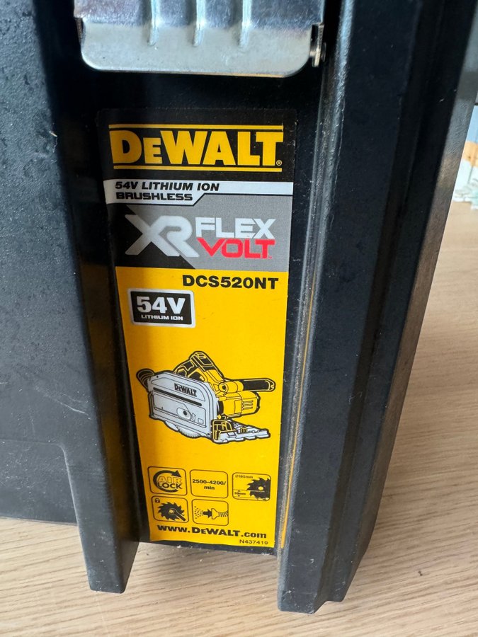 DEWALT DCS520NT 54V sänksåg med skena