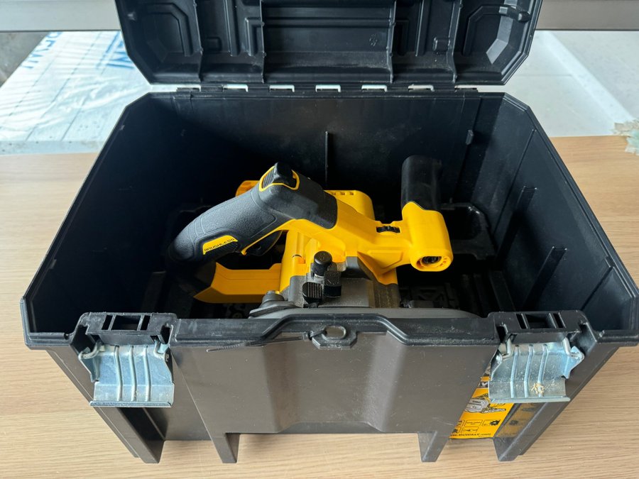 DEWALT DCS520NT 54V sänksåg med skena