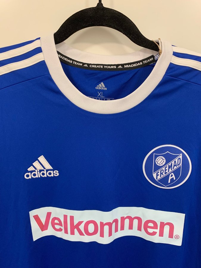 Fremad Amager. Adidas blå tröja, storlek XL.