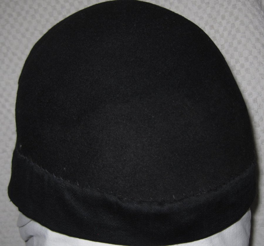 Svart hatt till "renoveringsobjekt" "pillerhatt" retro vintage