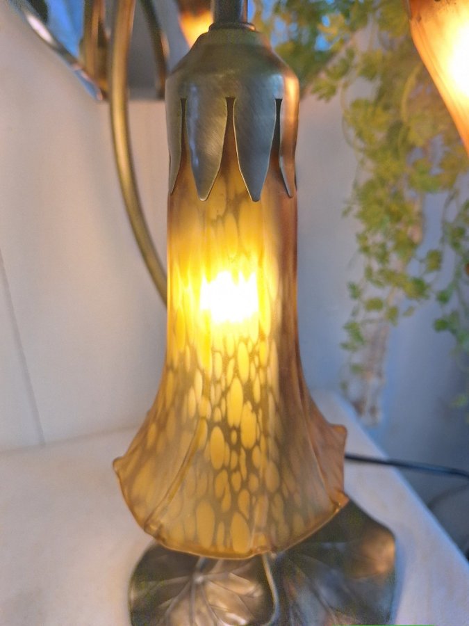 Art deco Art noveu bordslampa Änglatrumpet bladmotiv