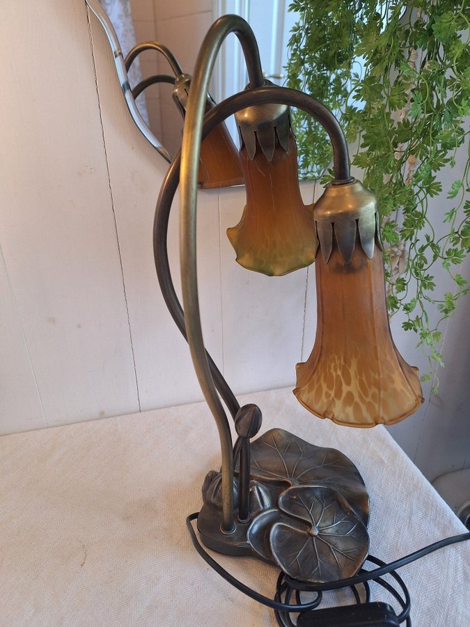 Art deco Art noveu bordslampa Änglatrumpet bladmotiv