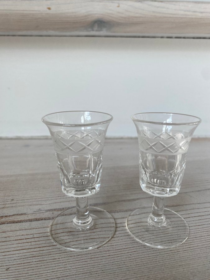 TVÅ SOLIDEN KLASSISKA LIKÖRGLAS/SNAPSGLAS ORREFORS 1900-tal KRISTALL GLAS