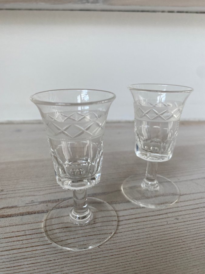 TVÅ SOLIDEN KLASSISKA LIKÖRGLAS/SNAPSGLAS ORREFORS 1900-tal KRISTALL GLAS