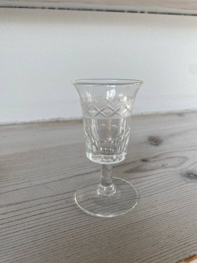 TVÅ SOLIDEN KLASSISKA LIKÖRGLAS/SNAPSGLAS ORREFORS 1900-tal KRISTALL GLAS