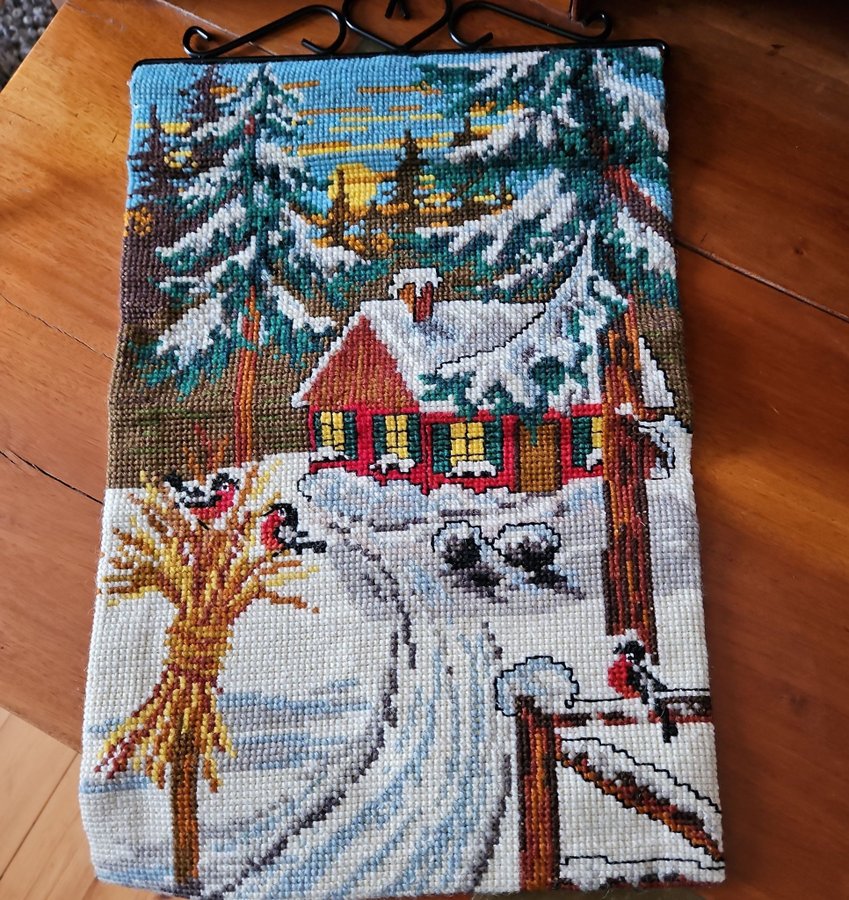 Vacker broderad tavla med vintermotiv