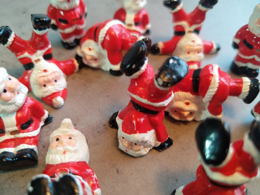 12st miniatyr tomtar / Perfekta Jul dekorationen / Tomte / Passa på fynda :)