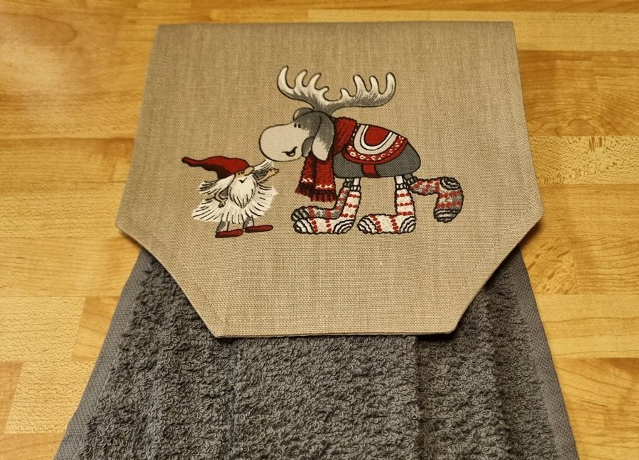 SPISHANDDUK MED SÖT TOMTE/VÄTTE  ÄLG *GRÅ FROTTÈHANDDUK* 45 cm *