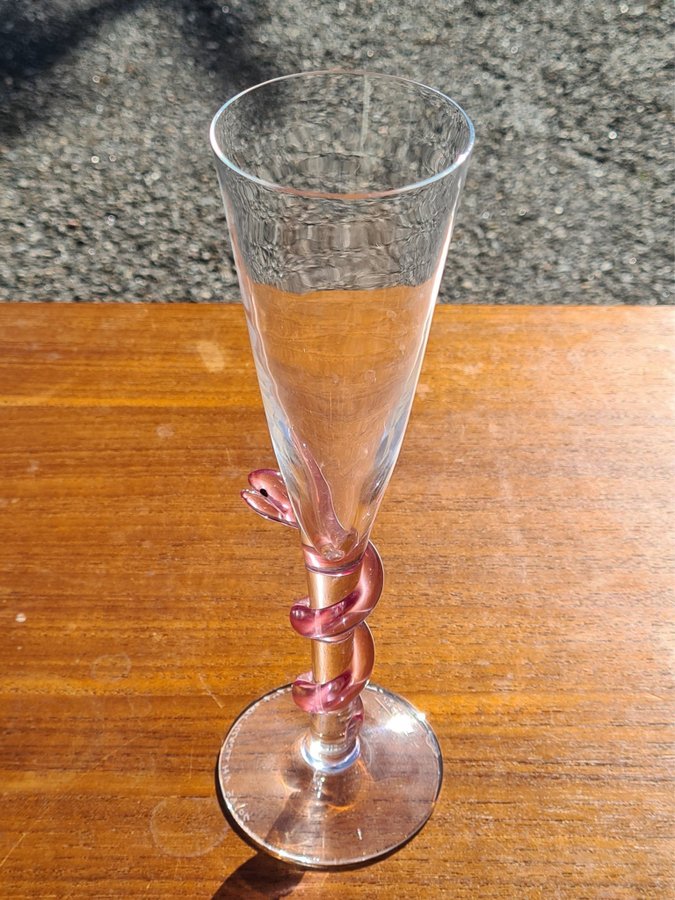 Glas med rosa orm - Cleopatra Ulrica Hydman-Vallien Signerad Kosta Boda