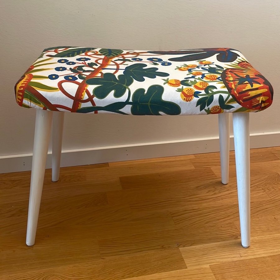 Vintage Vit Pall Pianopall 1900-tal. Tyg ”Aralia” Josef Frank Svenskt Tenn