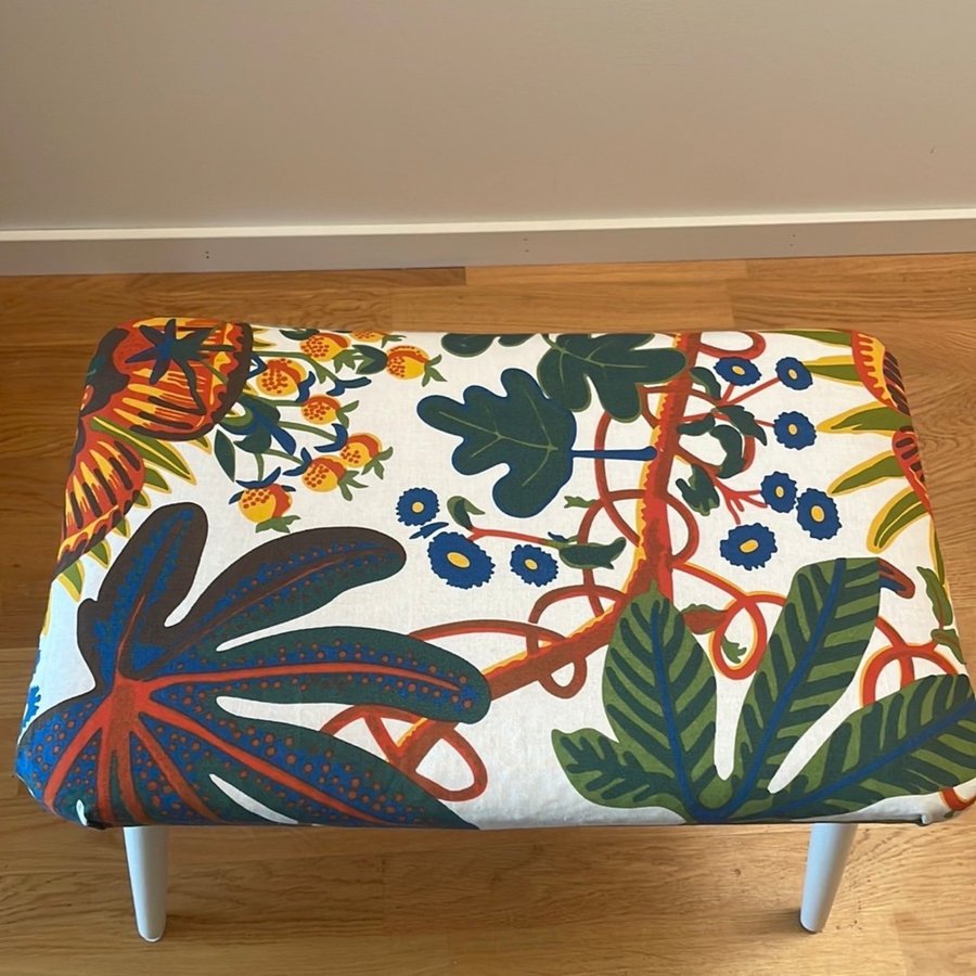 Vintage Vit Pall Pianopall 1900-tal. Tyg ”Aralia” Josef Frank Svenskt Tenn