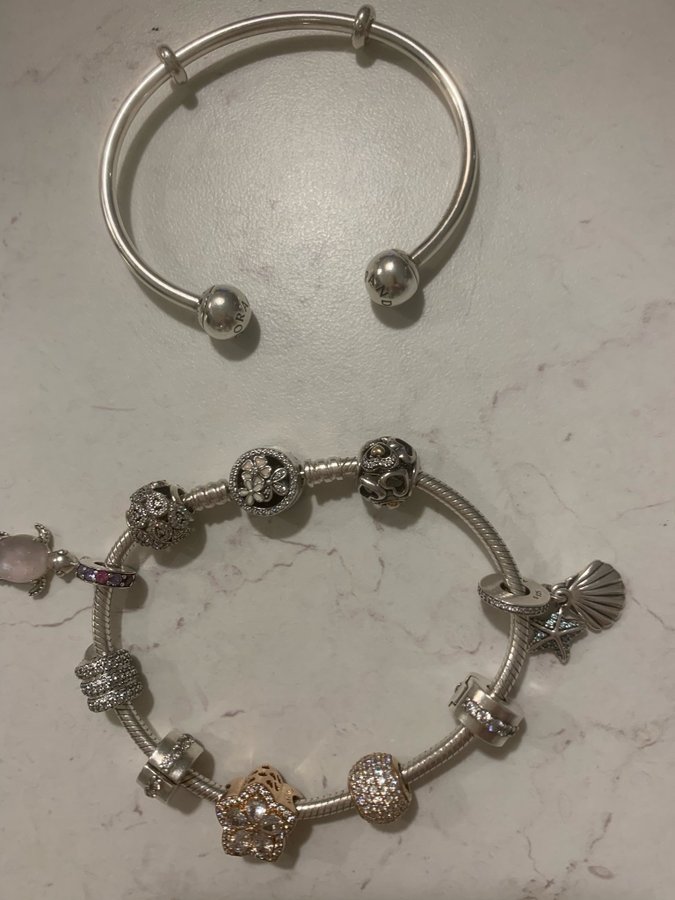 Pandora armband med berlocker