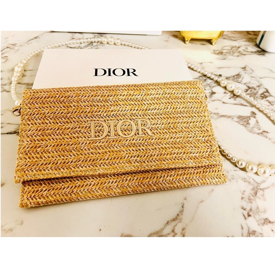 Limited edition Dior Beauty Raffia Trousse Wicker Pouch. Perfekt present!