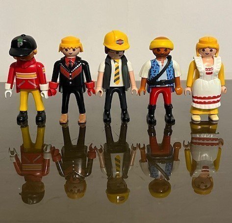 17 stycken Playmobil figurer från 1974, 1992-97, 1981 samt 2011Geobra