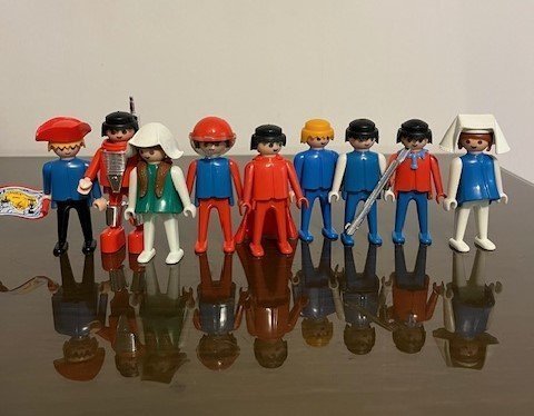 17 stycken Playmobil figurer från 1974, 1992-97, 1981 samt 2011Geobra