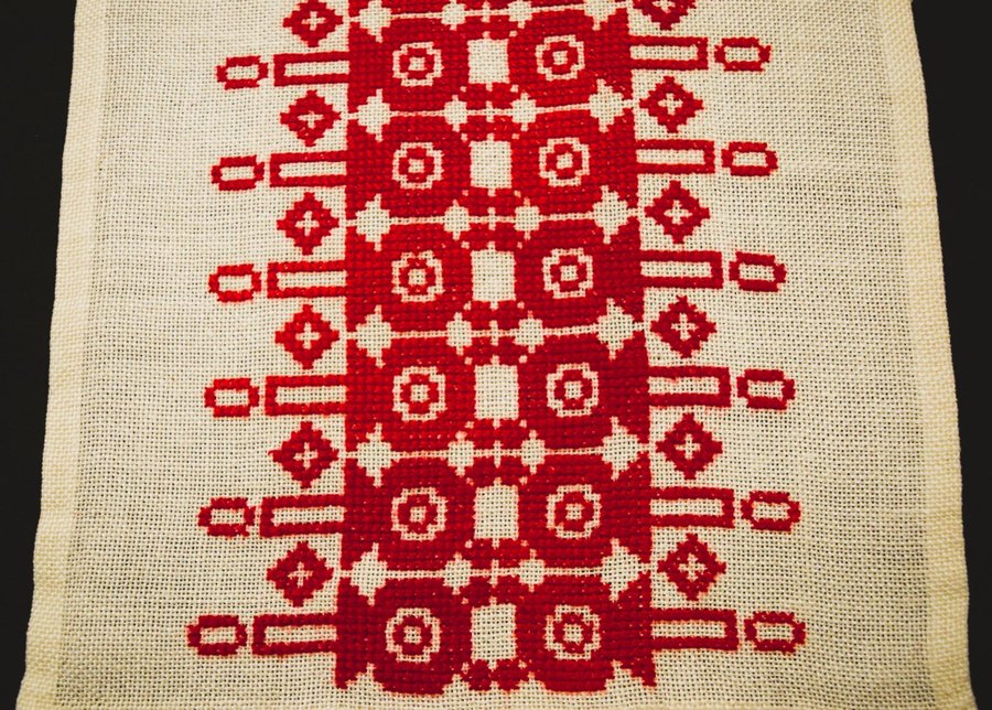 Julduk - Löpare fint handbroderad med röda ljusstakar på rad, 25 x 68 cm