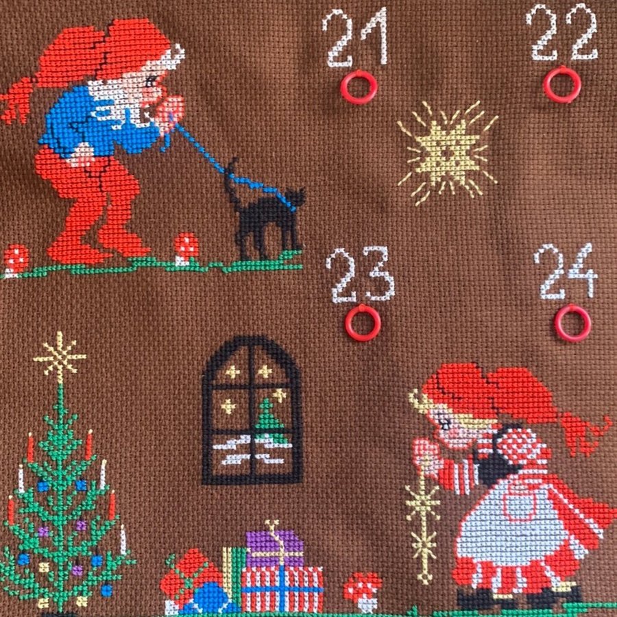 Stor och välbroderad Julkalender Adventskalender Retro Vintage Tomtar