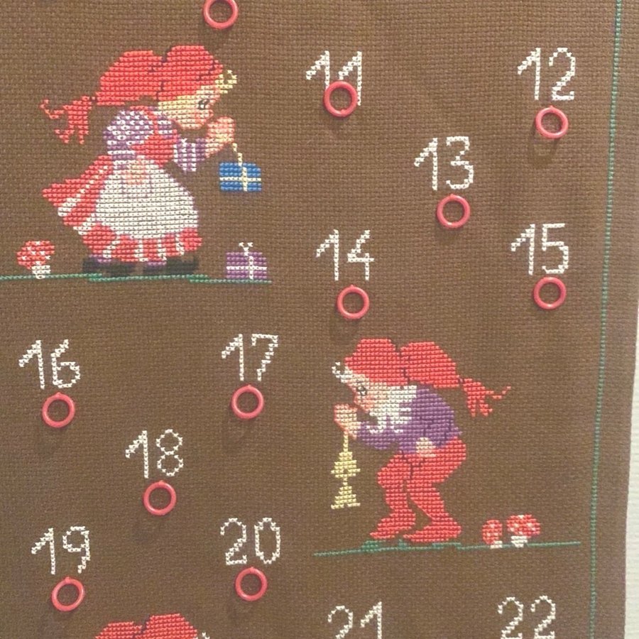 Stor och välbroderad Julkalender Adventskalender Retro Vintage Tomtar