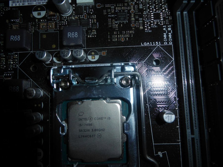 SÄLJER Processor i5 7400 300 GHz / SR32W / 350 Turbo -FUNGERAR