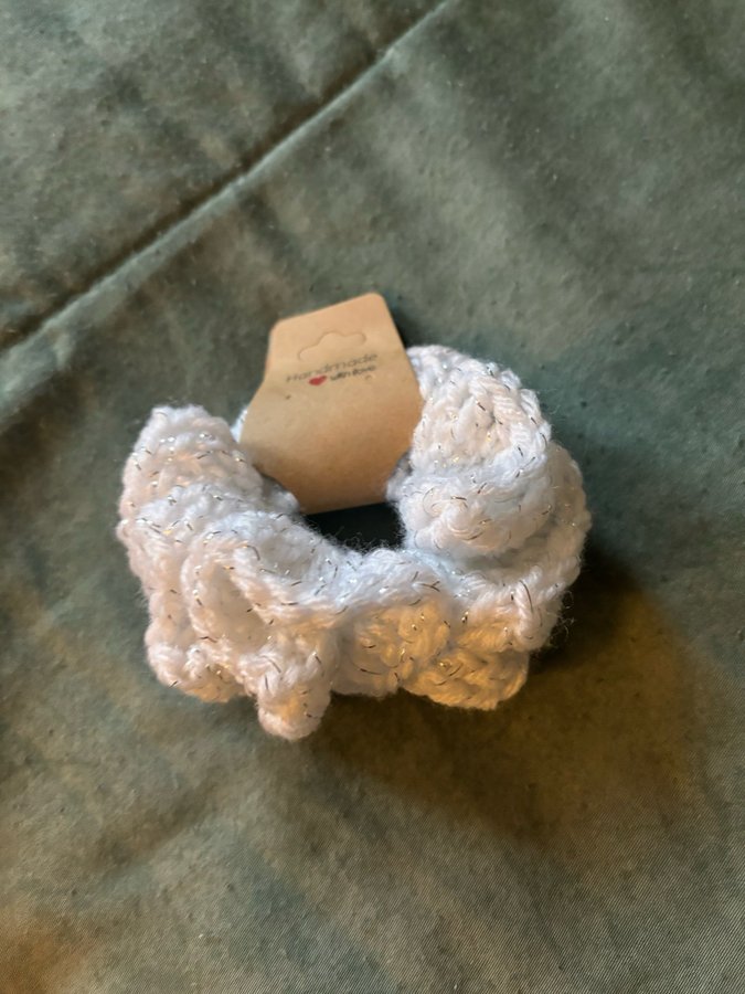 Liten virkad scrunchie