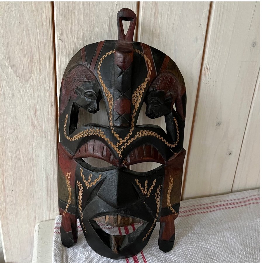 AFRIKANSK MASK I TRÄ