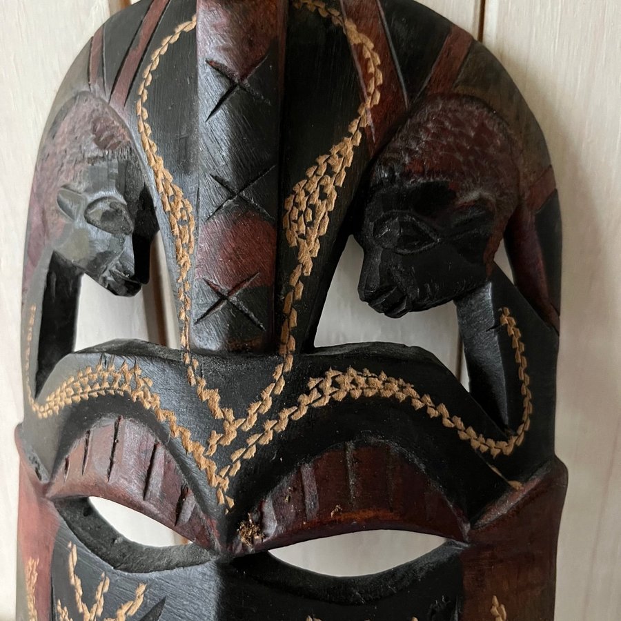 AFRIKANSK MASK I TRÄ