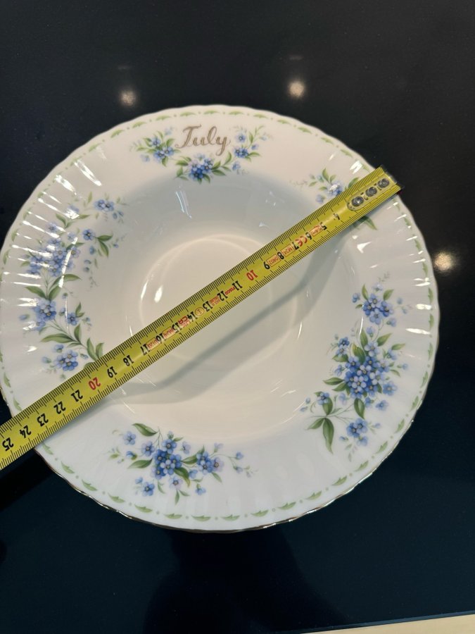 Månadsdjuptalrik 243cm ”July”Royal Albert Bone China 1970 Forget-Me-Not