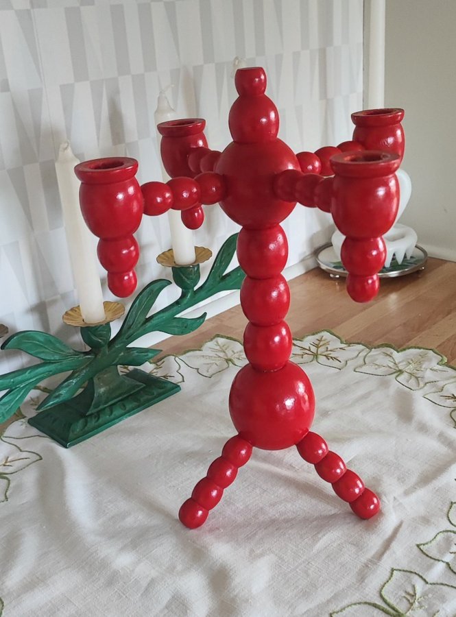 Röd trä ljusstake advent