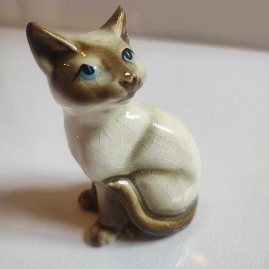 Söt liten keramik kattfigur