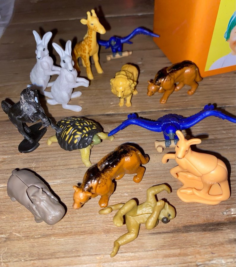 Djurfigurer - 13 stycken. Mini. Sköldpadda. Lejon. Giraff. Känguru. 2 vita kängu