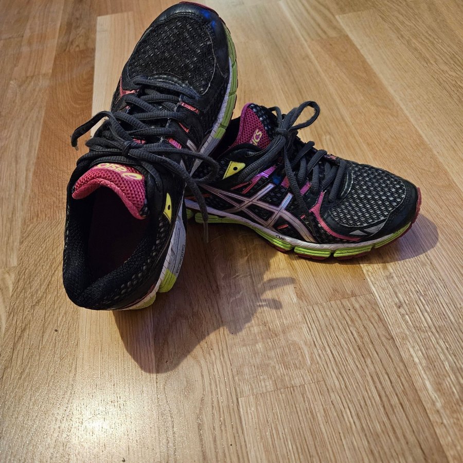 Asics Gel-Convector löparskor. I storlek:37. I fint skick.