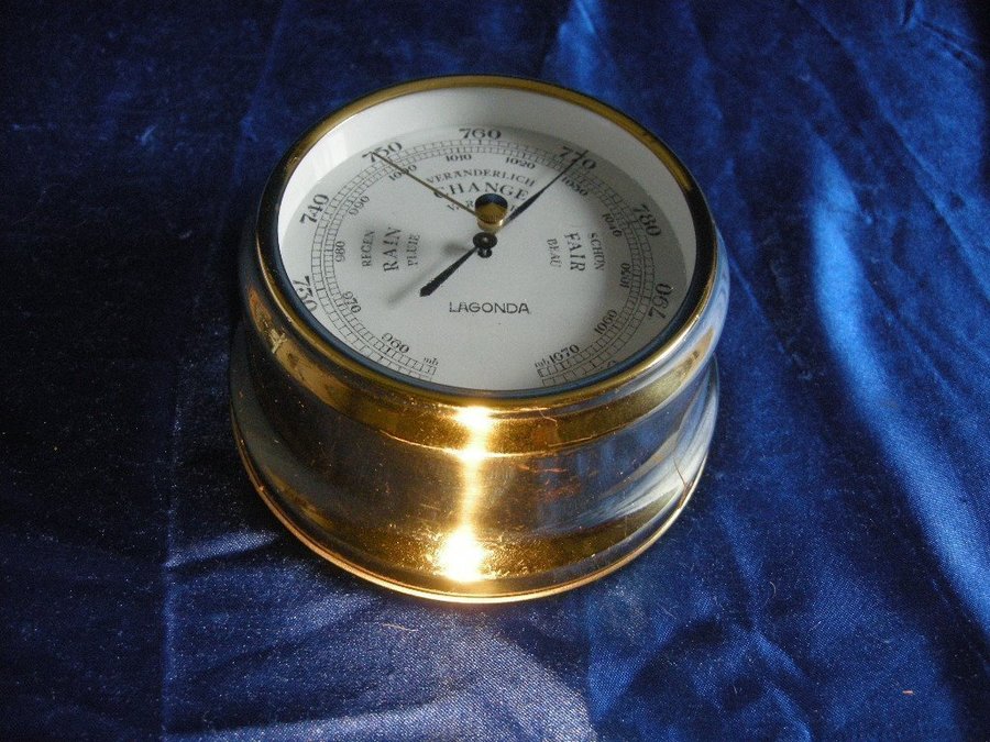 Fin skeppsbarometer i mässing och glas  Från LAGONDA Barometer