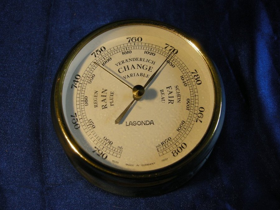 Fin skeppsbarometer i mässing och glas  Från LAGONDA Barometer