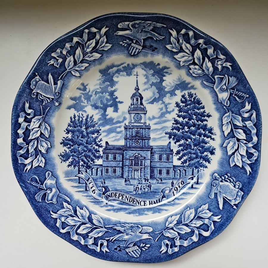 Engelskt porslin Tallrik Independence Hall Wedgwood blue (2.)