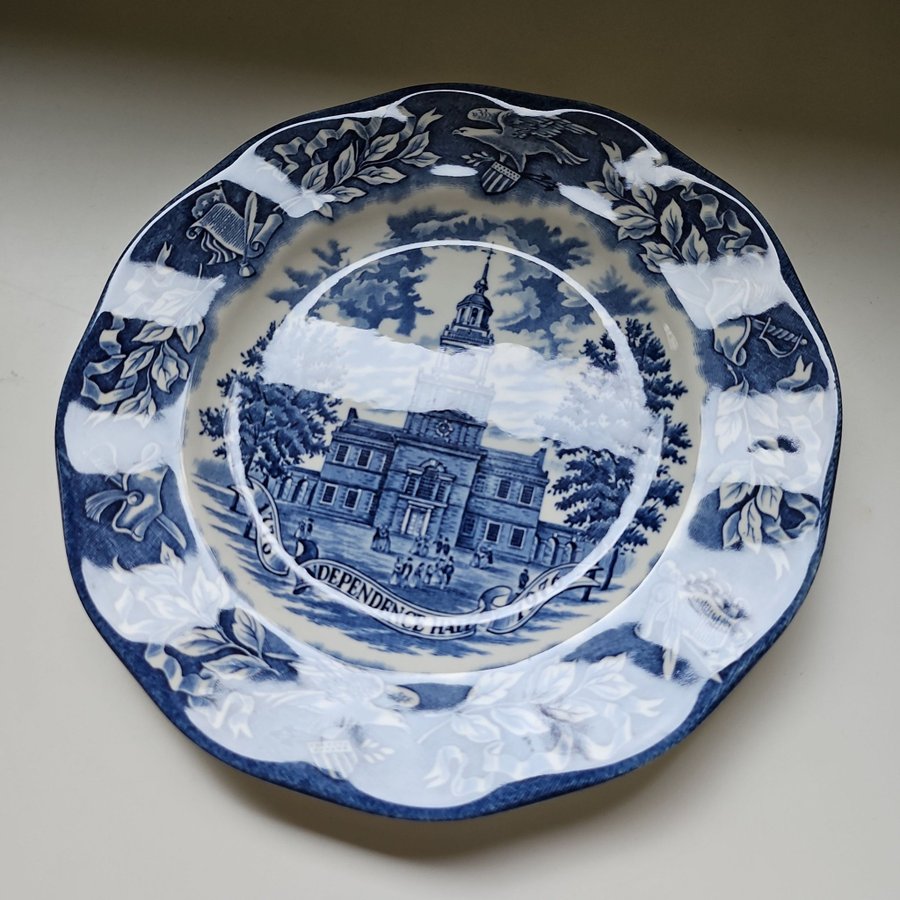 Engelskt porslin Tallrik Independence Hall Wedgwood blue (2.)