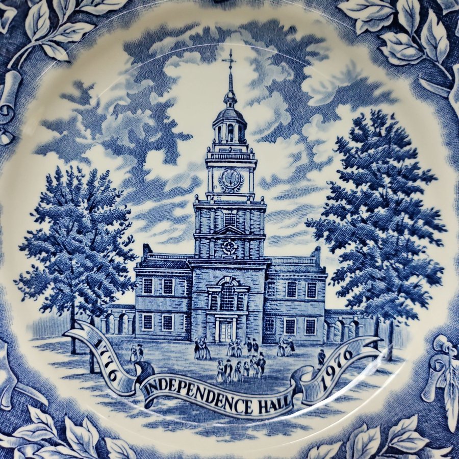 Engelskt porslin Tallrik Independence Hall Wedgwood blue (2.)