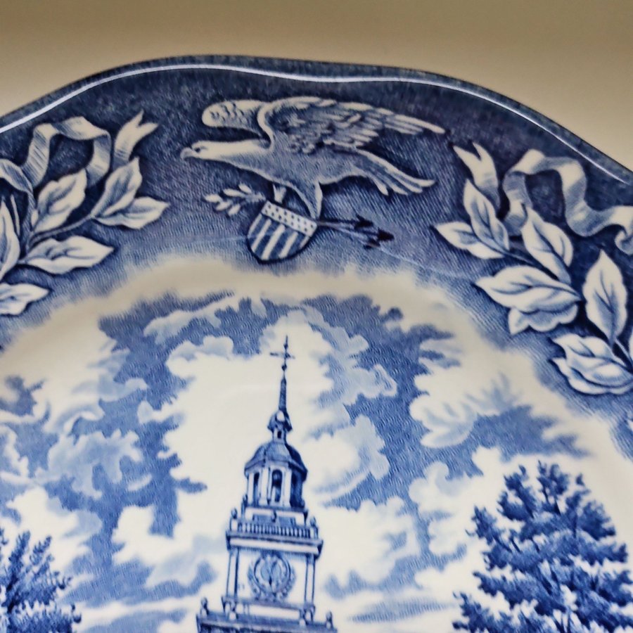 Engelskt porslin Tallrik Independence Hall Wedgwood blue (2.)