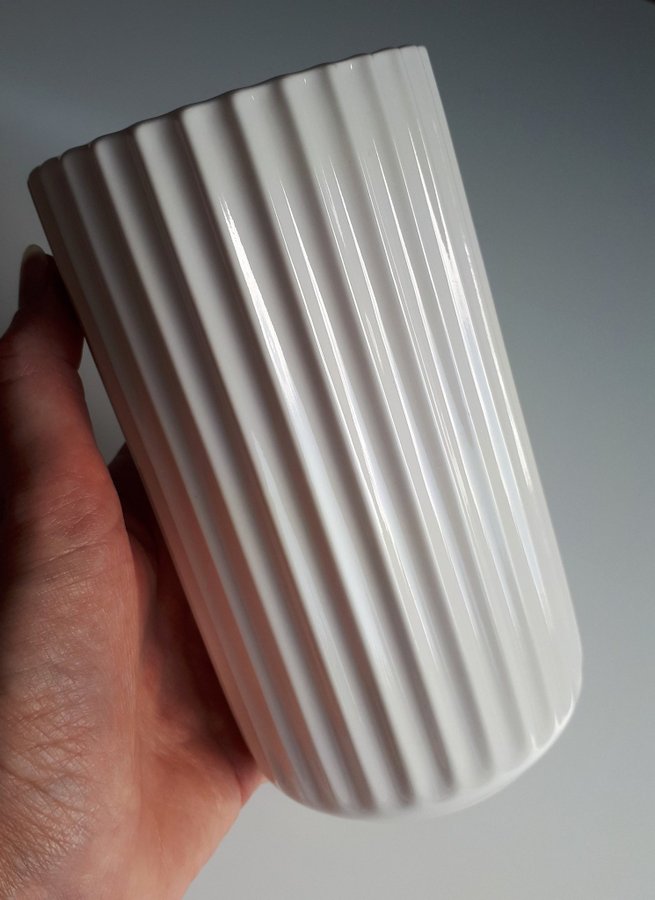 Unused LYNGBY Porcelæn Vase by Hilfling Design 15cm. Porslin Vas. Porslinsvaser