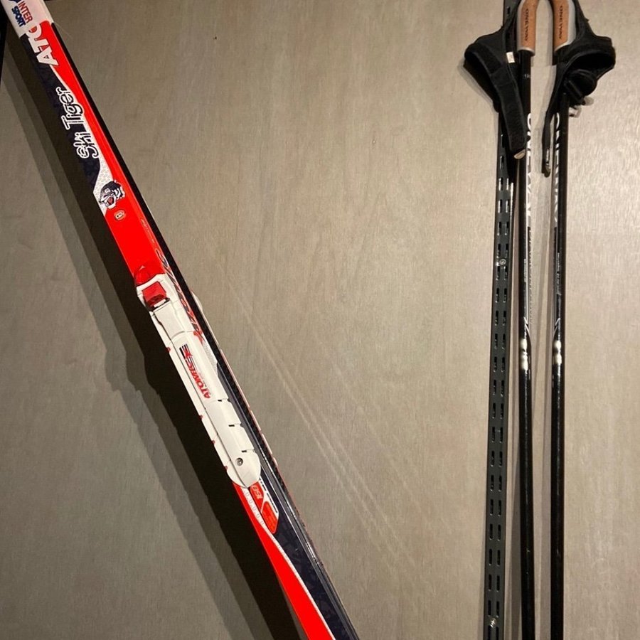 Atomic Ski Tiger 160 cm med stavar