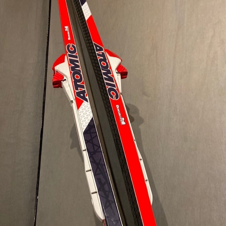 Atomic Ski Tiger 160 cm med stavar