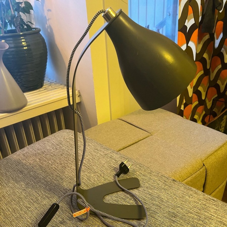 Snygg bords eller skrivbordslampa