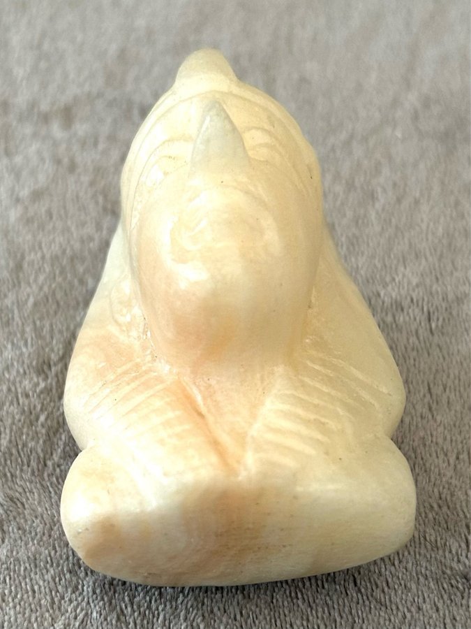 Egyptisk alabasterfigur * Totam Kamon