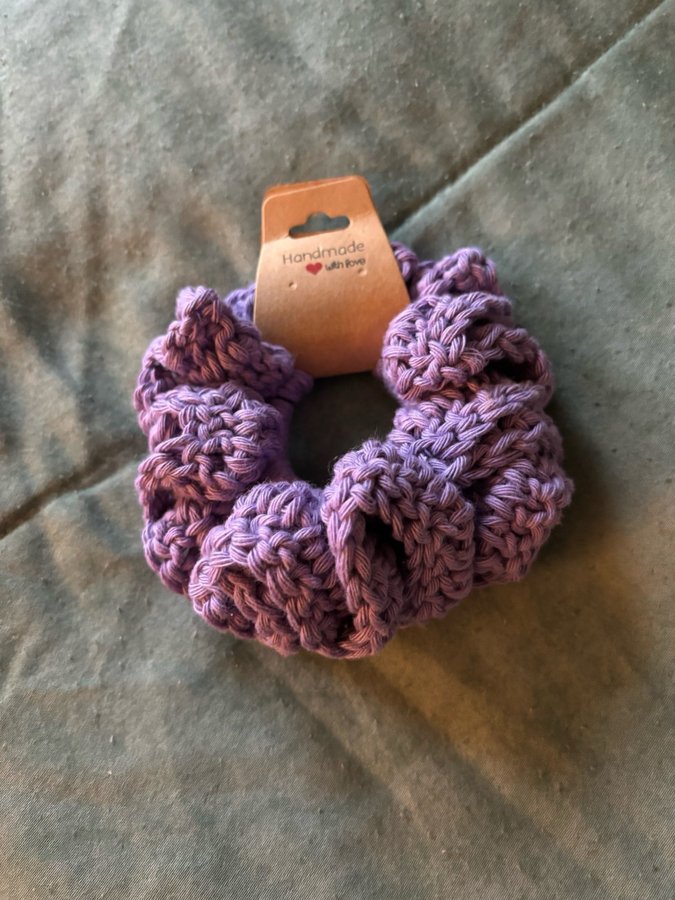 Lilla virkad scrunchie