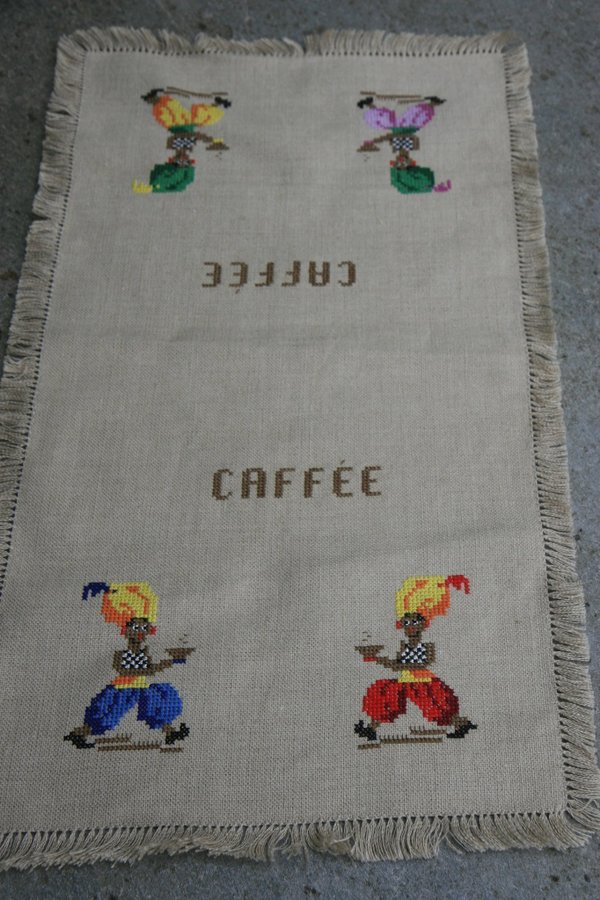 Linneduk med broderat kolonialt motiv: män i haremsbyxor serverar caffée 50-tal