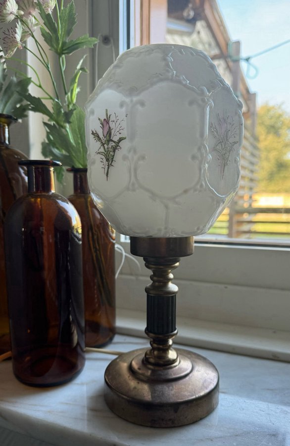 Vacker gammal bordslampa med blommotiv i glas och mässing/metall