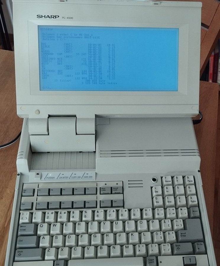 Sharp PC-4500 - Bärbar dator från 80-talet i fungerande skick.