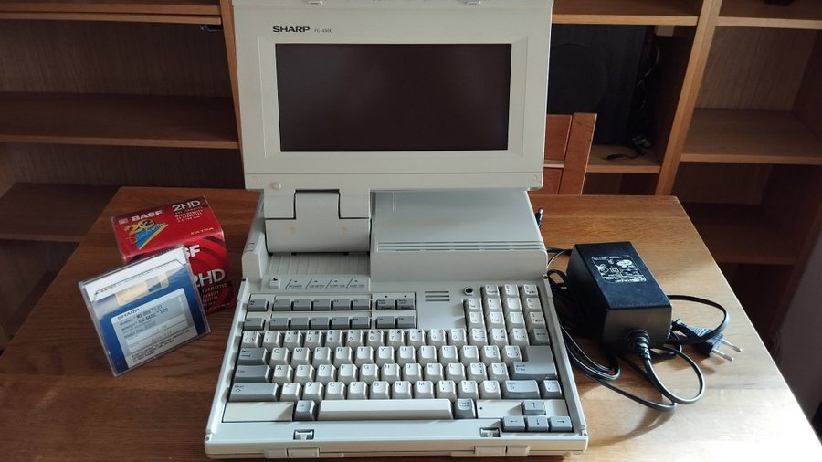 Sharp PC-4500 - Bärbar dator från 80-talet i fungerande skick.