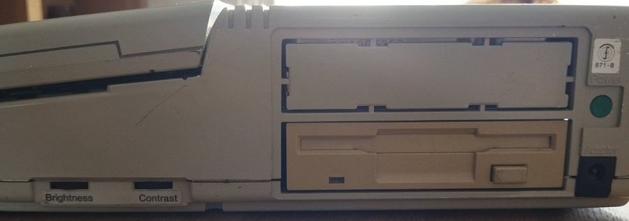 Sharp PC-4500 - Bärbar dator från 80-talet i fungerande skick.