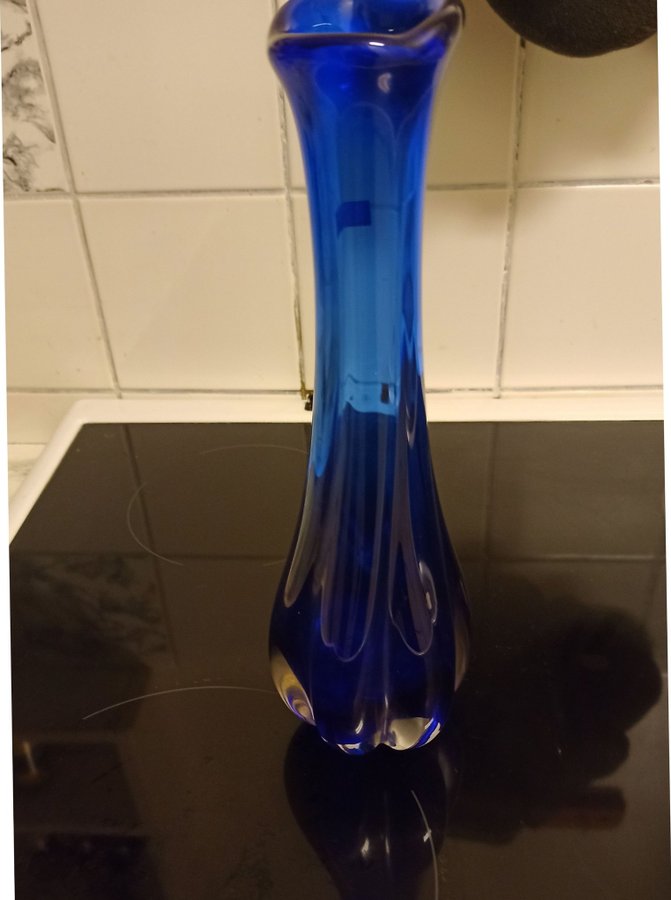 Blå vas i glas