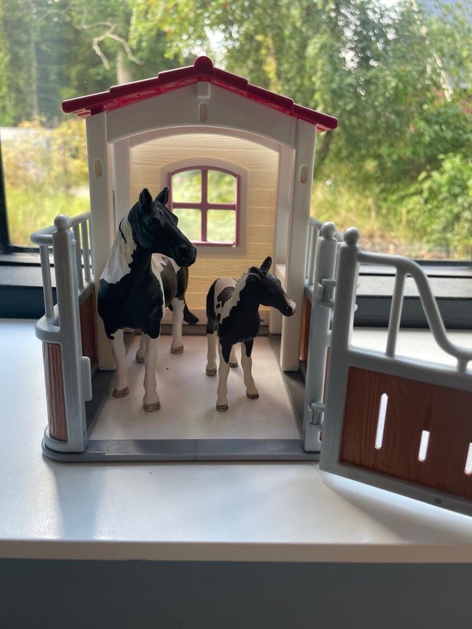 Schleich Box och 3 hästar